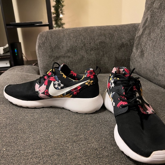 Woman’s Roshe run floral print ‘aloha’ - Picture 3 of 8